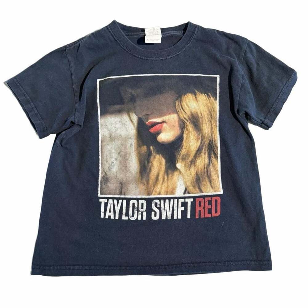 Gildan Taylor Swift Red Tour T-Shirt Size S Black Concert Graphic Tee